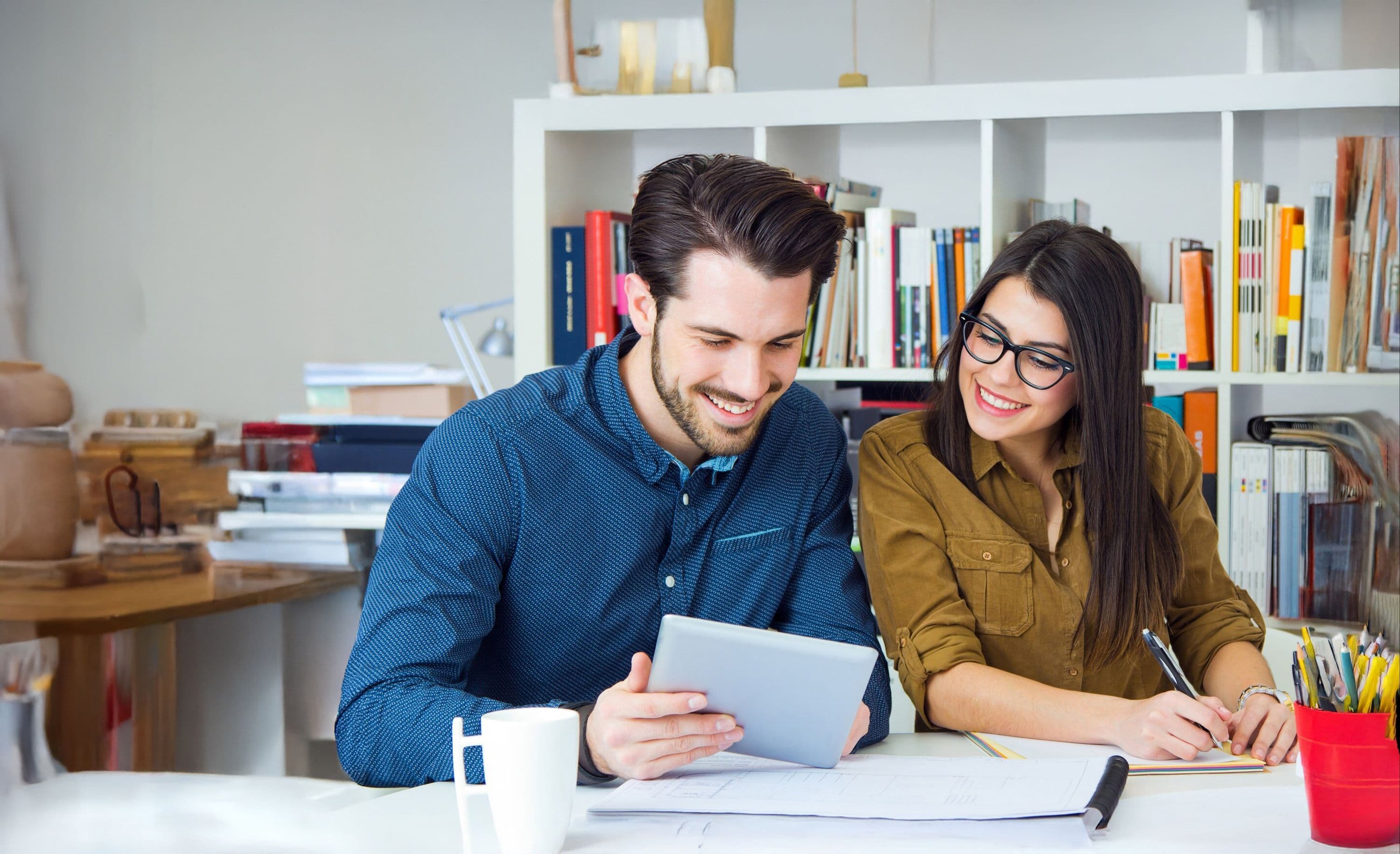 conversation-woman-office-happy-professionals_1301-1582